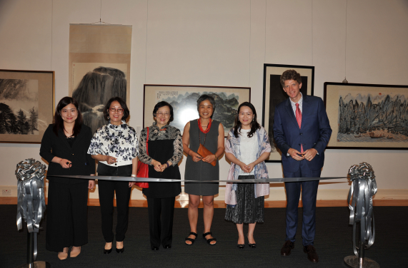 (From left) Ribbon-cutting ceremony by UMAG Associate Curator Dr Fongfong Chen, Chairman of the HKU Museum Society Mrs Yvonne Choi, Former Chair Professor of Fine Arts and Former Director of the Art Museum of the Chinese University of Hong Kong Prof Kao Mayching, Head of the School of Chinese of HKU Prof Cuncun Wu, Associate Professor and Head of the Department of Visual Studies of Lingnan University Dr Michelle Ying Ling Huang and UMAG Director Dr Florian Knothe.
